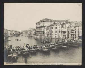 Procession över en pontonbro på Canal Grande i Venedig under Festa del Redentore Venedig - Canal Grande - Processione del Redentore - altra veduta (titel på objekt)