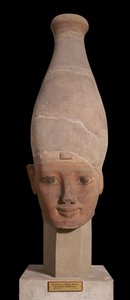 Faraos huvud bär den vita kronan av övre Egypten, ca 1400 f.Kr. (lergods)