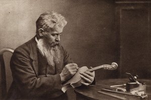 Violinmakaren (svartvitt foto)