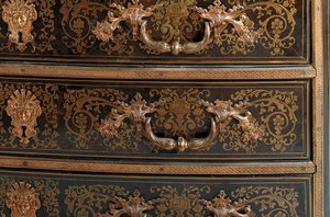 Detalj av en Ludvig XIV-kommod (ormolu, mässing, sköldpaddsskal & ebenholtsboll) (se även 486114-19) av Nicholas Sageot