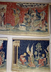 Uppenbarelseupphängning (1373-1383), n. 61: den femte ängeln hällde sin flaska på Betes trone, den sjätte tomma på Eufrat. Nedan, n. 70, dikterar tjänstens följeslagare åt Johannes och råder honom att tillbe Gud och inte honom. Gobeläng av Ni av Nicolas Bataille