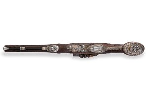 En av ett par silvermonterade riflade flintlåspistoler, Versailles, 1825