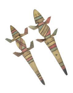 Snidade krokodilfigurer i trä dekorerade med röda, gröna och svartmålade geometriska mönster, Hausa People, Kano, norra Nigeria (målat trä)