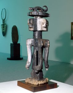 Folkets konst "" Ijo"" (Nigeria). Skulptur som föreställer en kultkaraktär troligen en fallisk gud.