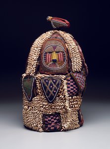 House of the Head Shrine (ile ori), slutet av 1800-talet och början av 1900-talet (läder, kofryskal, glaspärlor, tyg och metall)