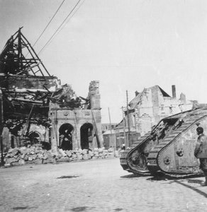 Brittisk stridsvagn framför förstörda byggnader, Peronne, Frankrike, första världskriget, c1916-c1918