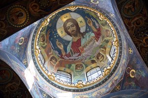 Kristus pantokrator under den centrala kupolen i Frälsarens kyrka på utspillt blod i St. Peters av Nikolai Nikolayevich Harlamov