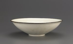Ding wareskål med inskuren lotusdekoration, Hebei-provinsen, 1000-tidigt 1100-tal (keramik)