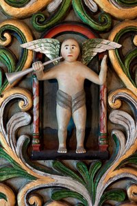 Ängel med trumpet, detalj av altartavlan, Mo I Rana kyrka