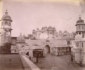 Utsikt över stadspalatset, med ingångsporten i förgrunden, Udaipur av O.S. Baudesson
