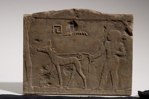 Relief föreställande en dvärg och en jakthund vid namn Ebony, 4:e-5:e dynastin, 2573-2311 f.Kr. (kalksten)