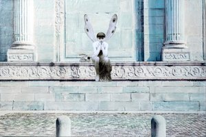 Fatina, 2021 (blandteknik på duk) av Olivia Gozzano