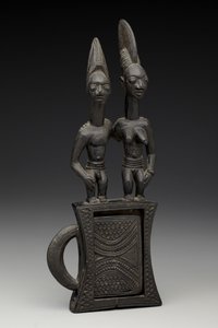 Spegelfodral, före 1938 (trä & spegel) av Olowe of Ise