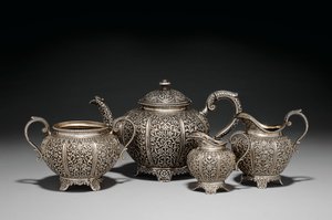 Repousse teservis i fyra delar, sent 1800-tal av Oomersi Mawji