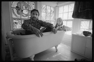 Dennis Hopper och fru Michelle Phillips i ett badkar i New Mexico
