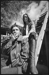 Dennis Hopper och fru Michelle Phillips på en stege i New Mexico