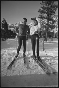 Janet Leigh och Tony Curtis på skidor vid vinter-OS, Squaw Valley, Kalifornien av Orlando Suero