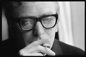 Michael Caine röker av Orlando Suero
