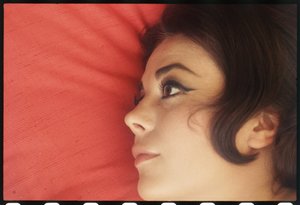 Natalie Wood hemma med huvudet på kudden av Orlando Suero