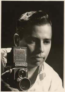 Orlando Suero-porträtt med Rolleiflex-kamera, ca 1954 (s/v-foto) av Orlando Suero
