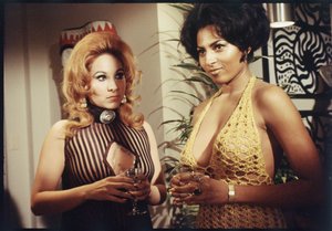 Pam Grier som bakgrundsextra i uppsättningen "Beyond the Valley of the Dolls", 1970 (foto)