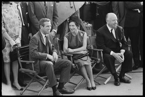 Paul Newman, prinsessan Margaret och Alfred Hitchcock på uppsättningen av "Torn Curtain" av Orlando Suero