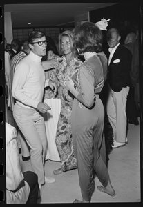 Roddy McDowall, Lauren Bacall och Shirley MacLaine på en hemmafest i Malibu