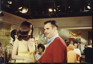 Russ Meyer och medverkande på uppsättningen av "Beyond the Valley of the Dolls", 1970 (foto)