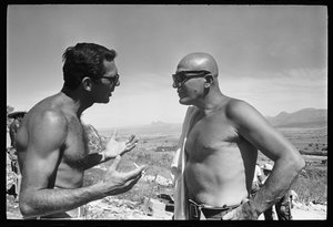 Sydney Pollack och Telly Savalas på uppsättningen av "The Scalphunters"