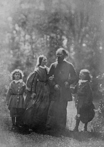 Alfred, Lord Tennyson med sin fru Emily och två söner, Hallam och Lionel, ca 1862 (albumintryck)