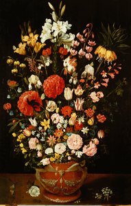 Tulpaner, liljor, iris, rosor, nejlikor, pioner och andra blommor i en skulpterad terrakottaurna