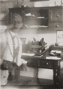 [Självporträtt vid skrivmaskin, ateljé på Prellerstrasse] av Oskar Schlemmer
