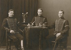 Tre unga uniformerade ryttare, Malmö, Sverige, 1920-talet av Otto Ohm