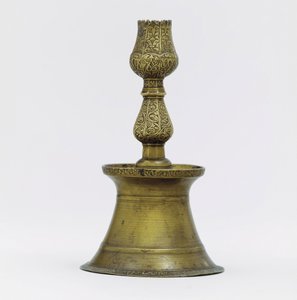 En ottomansk mässingsljusstake, halsen med inskuren arabeskdekor som stiger till formen av en tulpan av Ottoman School