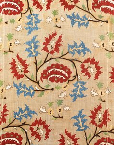 Detalj av ett linneöverdrag, broderat med en slingrande av röda och blå blomsprayer av Ottoman School
