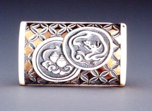Netsuke med genombruten design, ca 1870 (hjorthorn) (framsidan av 208395)