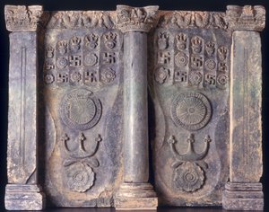 Fris som visar Buddhas fotspår, Gandhara 1:a till 5:e århundradet e.Kr.;