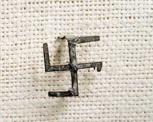 Kristen antikvitet: fibul i form av svastika (som kommer att inspirera korsgammen). 1:a till 3:e århundradet. National Museum of Archaeology of Saint Germain en Laye av Paleo Christian
