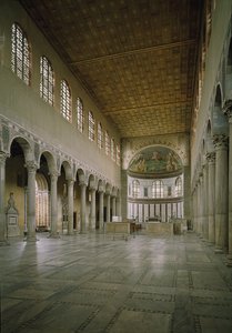 Interiörvy av kyrkan St Sabina, centralskepp, grundad på 500-talet av Paleo Christian