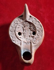 Paleochretisk konst: oljelampsmedaljong i terrakotta dekorerad av en triumferande Kristus. Realiserad under det nedre romerska riket (307-425 e.Kr.) i Tunisien. Upptäckt i Timgad (Algeriet). Sön 0,03x0,13x0,08 m Paris, Louvren av Paleo Christian