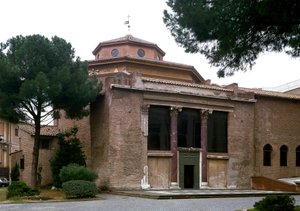 Utsikt över det paleokristna dopkapellet San Giovanni in Laterano (Saint John Laterano) (Lateran-baptisteriet eller San Giovanni in Fonte), byggt omkring 440. Rom av Paleo Christian
