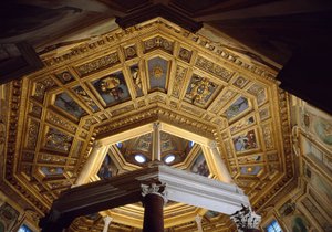 Utsikt över valvet inuti det paleokristna dopkapellet San Giovanni in Laterano (St. John Laterano) (Lateran-baptisteriet eller San Giovanni in Fonte), byggt omkring 440. Rom av Paleo Christian