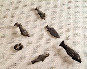 Kristen antikvitet: fibular och metallsmycken i form av fisk. Nationalmuseet för arkeologi, Saint Germain en Laye