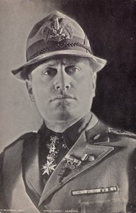 Album "Duce": Benito Mussolini i uniform Militia (s/v foto) av Pandimiglio Pandimiglio