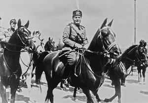 Album "Duce": Benito Mussolini till häst med sitt följe i Rom (s/v foto) av Pandimiglio Pandimiglio