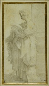 Stående figur av en flicka med skrymmande draperier (svart krita på vitt papper)