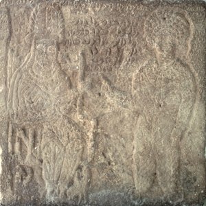 Sällsynt stel som visar Artabanus V, den siste parthiska kungen, investerar Khwasak, Susas satrap: han räcker en ring som emblem för sin auktoritet, från Susa, Iran, 14 september e.Kr. 215 (kalksten)