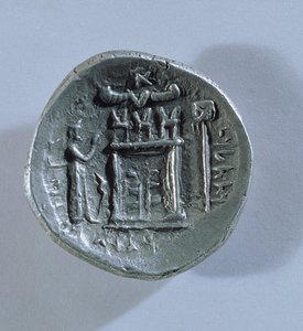 Tetradrachm av Vahbarz, kung av Persis, föreställande ett zoroastriskt eldaltare (omvänd) (se även 180367)