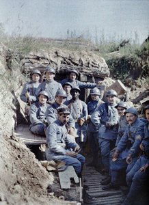 En grupp franska soldater i ett skyttegrav vid frontlinjen, Hirtzbach, Departement Haut-Rhin, Alsace, Frankrike, 16 juni 1917 (autokrom)