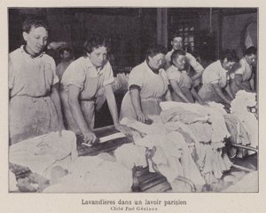 Tvättkvinnor i en tvättstuga i Paris (s/v foto) av Paul Géniaux